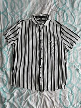 Forever 21 Men's Black and White Vertical Stripe Short-Sleeve Button Shirt